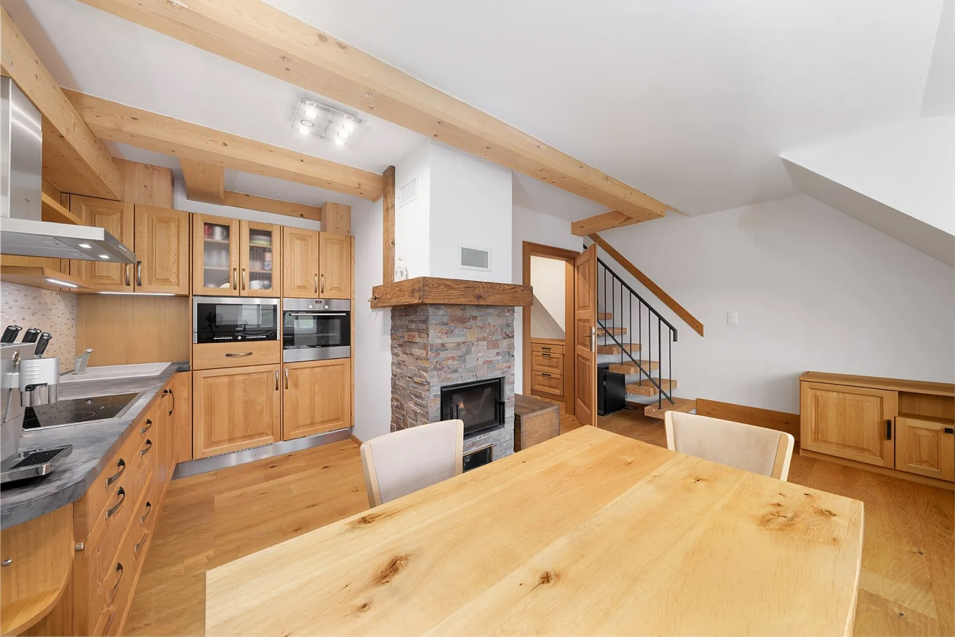 Dům Šumavského dvora na louce s výhledem do kraje